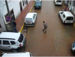 Finike'de Sağanak Yağış Hayatı Olumsuz Etkiledi