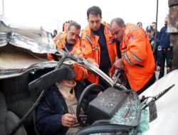 Otomobil Kırmızı Işıkta Duran Kamyona Çarptı: 2 Yaralı