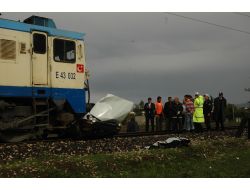 Yük Treni Otomobile Çarptı: 1 Ölü
