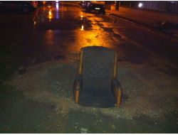 Bu Koltuk Oturmak İçin Değil, Araçların Çukura Düşmesini Engellemek İçin