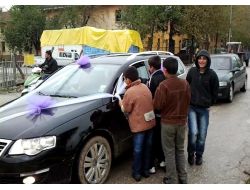 Düğün Konvoyundan Bahşiş Alabilmek İçin Canlarını Tehlikeye Atıyorlar