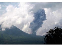 Endonezya'da Yanardağ Aktif Hale Geldi