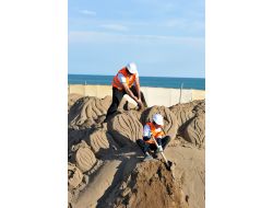 Kum Heykeller, Beyzbol Sopalarıyla Yıkıldı