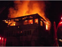 Tokat'ta Bir Apartmanın Çatısında Çıkan Yangın Üst Katı Kül Etti