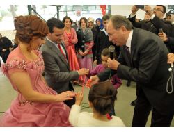 Nişanlanan Çiftin Engelleri, Mutlu Olmalarına Engel Olamadı