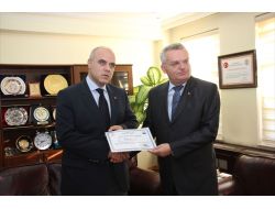 Vali Özcan’dan Bilim, Sanayi Ve Teknoloji İl Müdürü Küçükgümrah'a Başarı Belgesi
