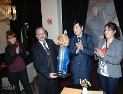 Kukla Festivaline Katılan Kazakistan Ekibi, Karagöz Müzesi'ne Kanbakşal Kuklası Hediye Etti