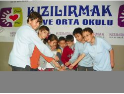 Minikler, Haçlıklarını Amerika'daki Afetzedelere Gönderdi