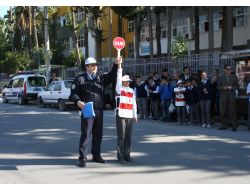 Tarsus'ta Öğrenciler, Düdük Ve Dur-geç Levhasıyla Trafiğe Yön Veriyor