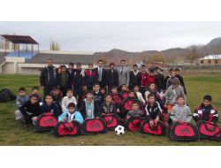 Kağızman Kaymakamlığı’ndan Sporculara Futbol Seti Desteği