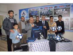 Adıyaman'da Belediye Görmeyenler Spor Derneği'ne Malzeme Yardımı Yaptı