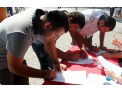 Kars’ta Dolmuş Zammına Tepki Gösteren Öğrenciler, İmza Kampanyası Başlattı