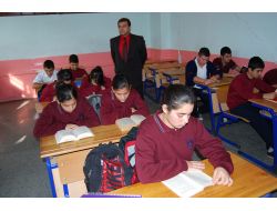 Lise Öğrencileri Her Gün Bir Derste Kitap Okuyor