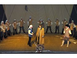 Kazak Sanatçılar Türkçe Oyun Sergiledi