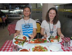 Rus Çift, Ücretsiz İkram Edilen İskender Ve Adana Kebabının Tadını Beğendi