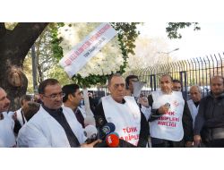 Adalet Bakanlığı Önünde Beyaz Çelenkli Eylem