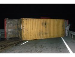 Beton Mikserinden Dökülen Harç Tır Devirdi