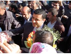 Demirtaş: Açlık Grevi Yapan Arkadaşlarımızın Ölümüne Asla İzin Vermeyeceğiz