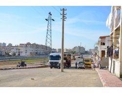 Yol Ortasında Kalan Elektrik Direkleri Tehlike Saçıyor