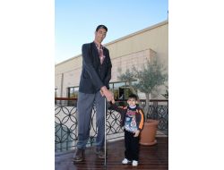 Dünyanın En Uzun İnsanından Bm'ye: İsrail'in Katliamlarını Durdurun