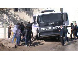 Taşladıkları Polis Aracı Toprağa Saplanınca Yardıma Koştular