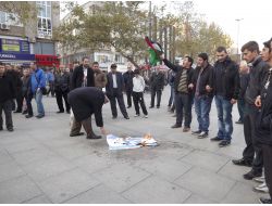 ÇORLU'DA İSRAİL BAYRAĞINI YAKTILAR