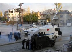 Van’da Olayların Ortasında Kalan Engelli Vatandaşın Yardımına Polis Yetişti