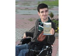 Felç Engel Tanımadı, Tek Parmağıyla Kitap Yazdı (Özel)