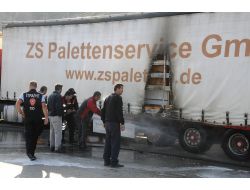 Seyir Halindeki Tır'ın Patlayan Lastiği Yangına Neden Oldu