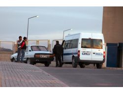 Hastanede Otosundaki Teybi Çalındı