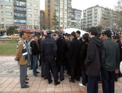 Kırşehir'de Dtp Önüne Yürümek İsteyen Liseli Grubu Polis Durdurdu