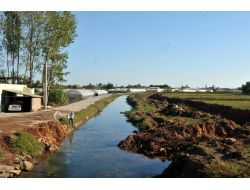 5 Metrelik Yolu Genişletmek İçin Dsi Su Kanalının Yeri Değiştiriliyor