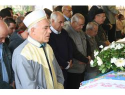 Sekizinci Kattan Düşüp Ölen Zeynep Öğretmen Son Yolculuğuna Uğurlandı