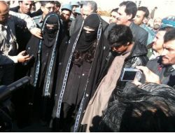 Afganistan’da, Kadın Elbisesi Giyen İntihar Bombacıları Yakalandı