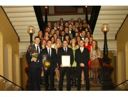 İsveç'in Örnek Doktoru Bir Türk