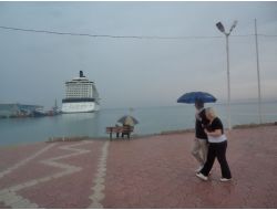 Kuşadası'nda Sağanak Yağmur Etkili Olmaya Başladı