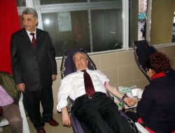 Vali Sodan, Kızılay'a Kan Bağışında Bulundu