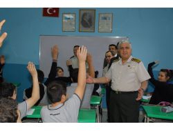 Türk Okulunu Ziyaret Eden Genelkurmay Başkanı Özel’e Öğrencilerden Büyük İlgi