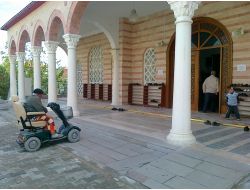 Akülü Arabasıyla Cami Kapısından Cemaate Katılıyor
