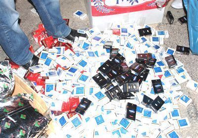 Kargoyla gelen gümrük kaçağı sigarayı alan zanlı yakalandı