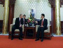 "Pekin, Rusya'yı İki Yüzlülükle Suçluyor"