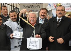 Özlük Haklarını İsteyen Çalışanlar, Adalet Terazisini Bakanlık Bahçesine Attı