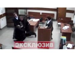 Rusya’da Bir Avukat Mahkemeyi Kana Buladı