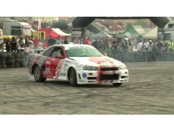 Kolları Olmayan Otomobil Yarışçısı Ayağıyla Şov Yapıyor