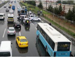 Kendisini Bekleyen Yolculara Çarptı