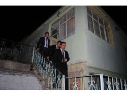 Kaymakam, Evlerinde Ziyaret Ettiği Vatandaşların Sorunlarını Dinliyor