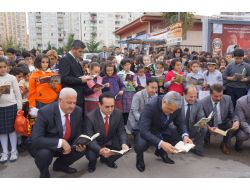 Önce Okudular, Sonra Kitap Ve Oyuncaklarını Bağışladılar