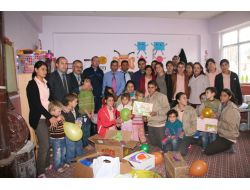 Liseli Öğrencilerden Köy Okuluna Eğitim Yardımı