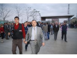 Yırtılan Kapak Üzerlerine Düşmüş!