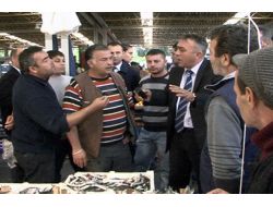 Bayraklı’da Satılan Balıkların Boyları Denetlendi